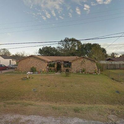 5976 Smith St, Groves, TX 77619