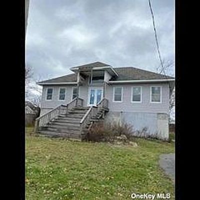 828 W Bay Dr, West Islip, NY 11795