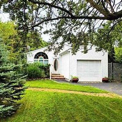 88 Vanderbilt Ave, Ronkonkoma, NY 11779