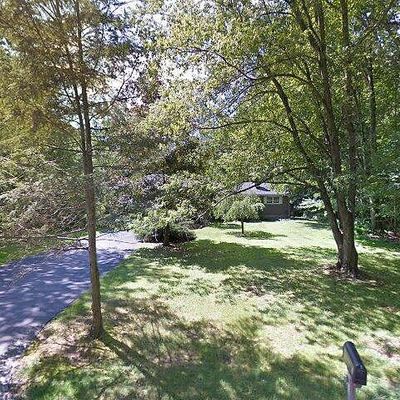 8 Jenick Ln, Woodbridge, CT 06525