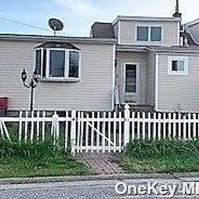 817 Ocean St, Lindenhurst, NY 11757