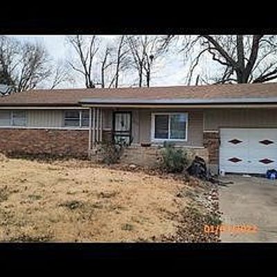 9810 Duke Dr, Saint Louis, MO 63136