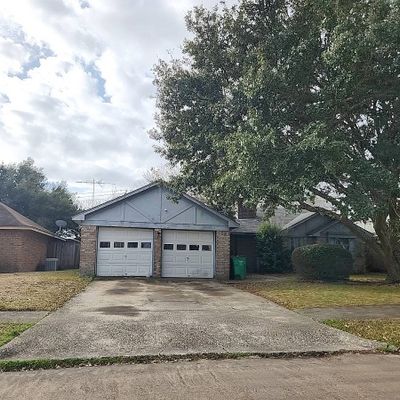 605 Pinebrook Ln, Baytown, TX 77521