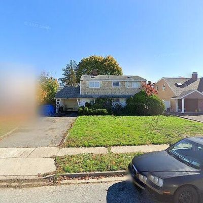 11 Belfry Ln, Hicksville, NY 11801