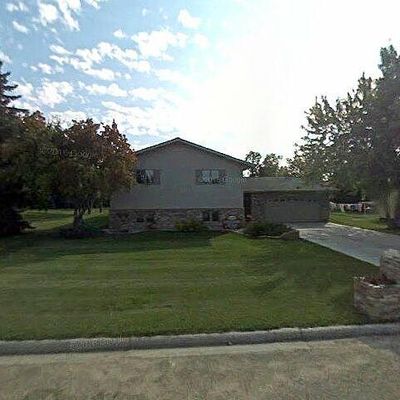 413 Spruce St, Bottineau, ND 58318