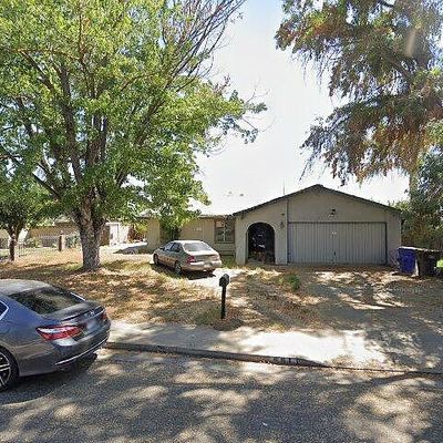 661 E Yew St, Farmersville, CA 93223