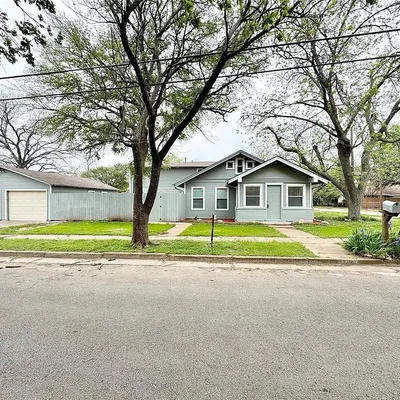 202 S Pendell Ave, Cleburne, TX 76033