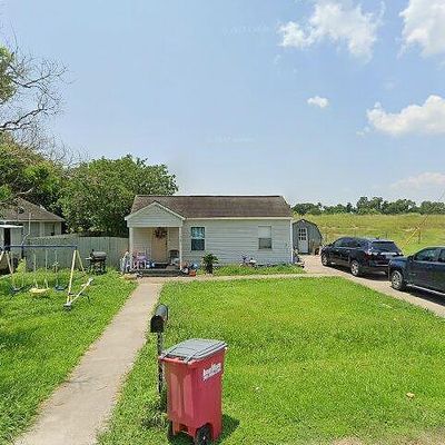 1523 N Avenue F, Freeport, TX 77541