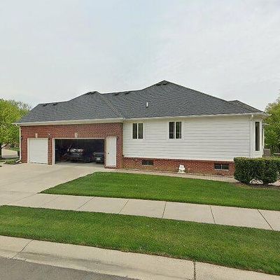 8296 Pine Creek Dr, Shelby Township, MI 48316