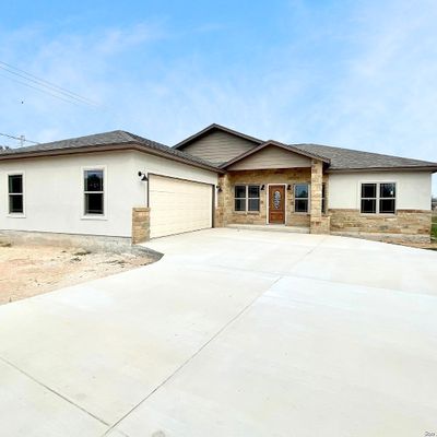 1220 Devine Dr, Devine, TX 78016