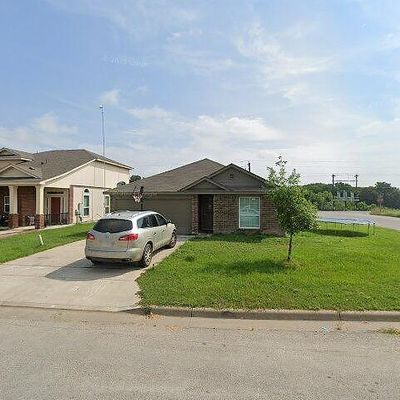 102 Falcon Dr, Luling, TX 78648