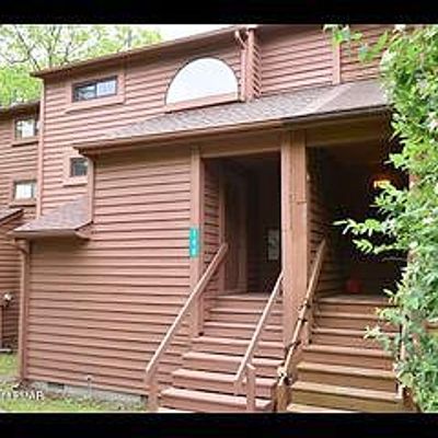 140 English Ct, Bushkill, PA 18324