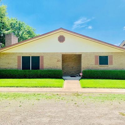 20 Kings Ct, Uvalde, TX 78801