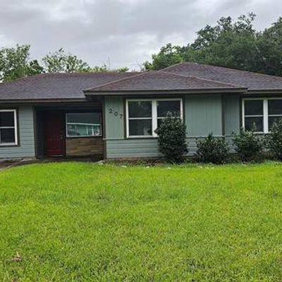 207 Redwood St, Lake Jackson, TX 77566