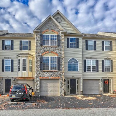 2726 Hunters Crest Dr, York, PA 17402