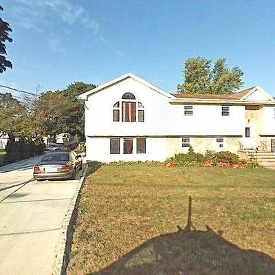 34 Monroe St, Farmingdale, NY 11735