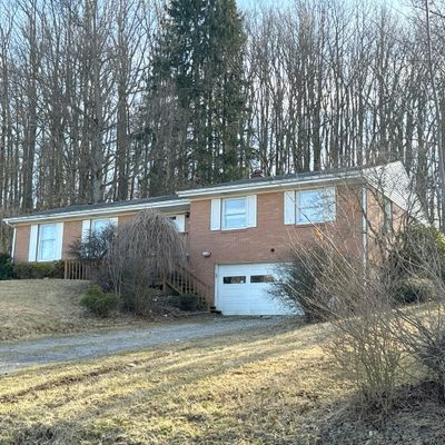 705 Tara Dr, Ellwood City, PA 16117