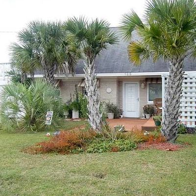 125 Pelican Dr, Atlantic Beach, NC 28512