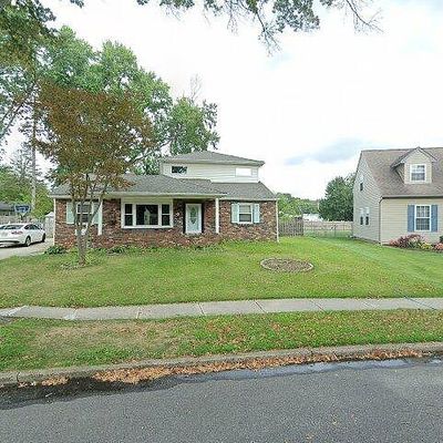 2 College Cir, Stratford, NJ 08084