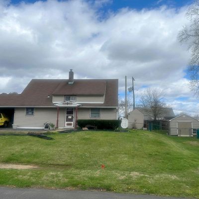 28 Rocky Pool Ln, Levittown, PA 19055