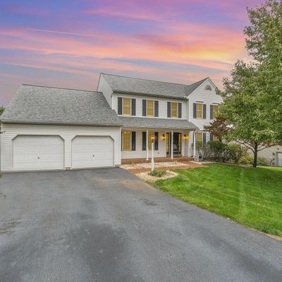 928 Castle Pond Dr, York, PA 17402