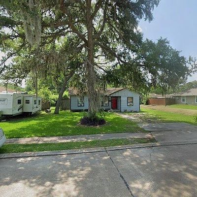 135 Huisache St, Lake Jackson, TX 77566