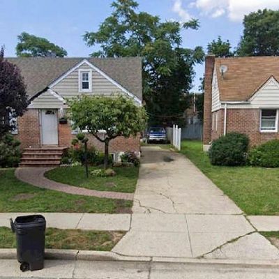 27 Circle Dr, Hempstead, NY 11550