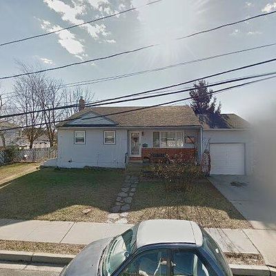 9 Prairie Ln, Lindenhurst, NY 11757