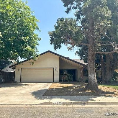 3212 S Vickie Ct, Visalia, CA 93277