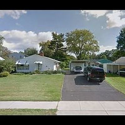 270 Goldenridge Dr, Levittown, PA 19057