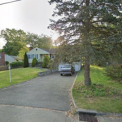 32 Wesley Dr, Trumbull, CT 06611