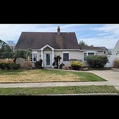 38 Rolling Ln, Levittown, NY 11756