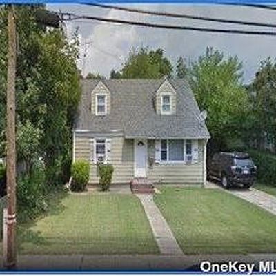 9 Thomas St, Hempstead, NY 11550