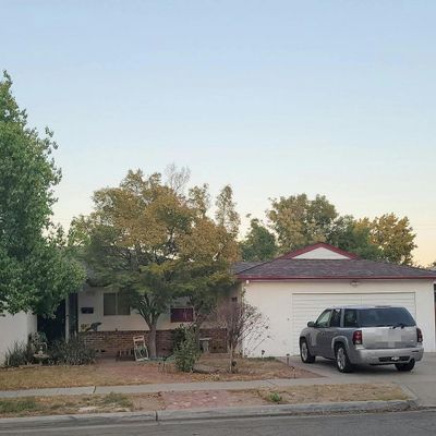 5676 N Callisch Ave, Fresno, CA 93710