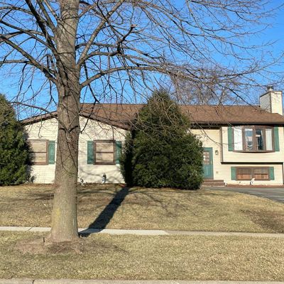 690 Penn Blvd, Lindenhurst, IL 60046