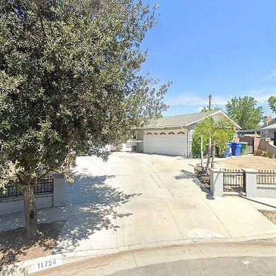 11754 Glamis St, Sylmar, CA 91342