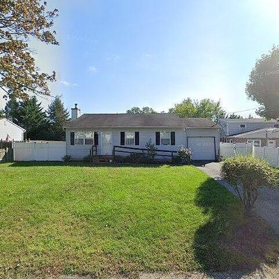 14 Hansen St, Bay Shore, NY 11706