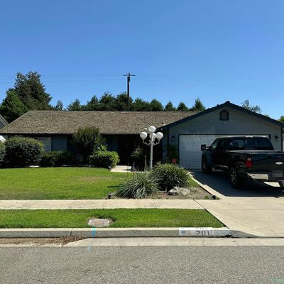 201 Mark Twain Ave, Tulare, CA 93274