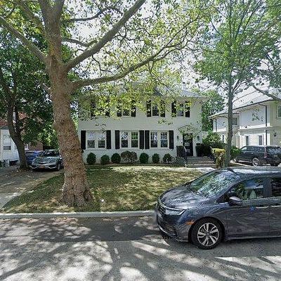 17 Weston Pl, Lawrence, NY 11559