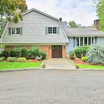 26 Hunters Ct, Hillsdale, NJ 07642