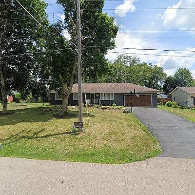 405 S East St, Capron, IL 61012