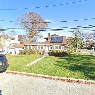 81 Pettit Ave, Merrick, NY 11566