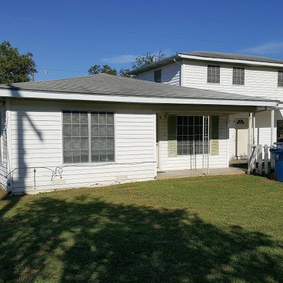 702 8 Th St, Floresville, TX 78114