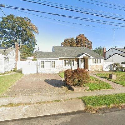 13 Chyam St, North Babylon, NY 11703