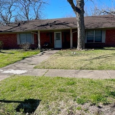 206 Hubbard St, Yoakum, TX 77995