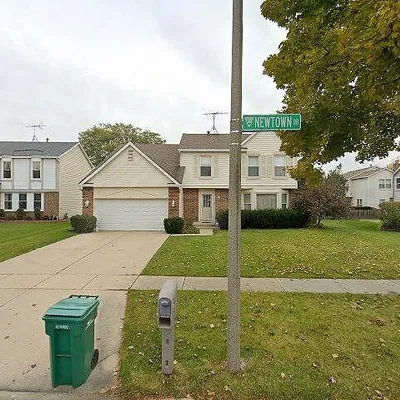 34 Newtown Dr, Buffalo Grove, IL 60089