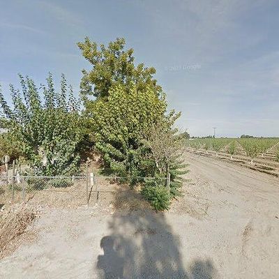 1072 S Vineland Ave, Kerman, CA 93630