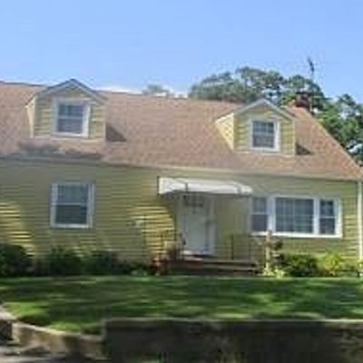 18 Frederick Ave, Babylon, NY 11702