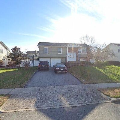 17 Carnegie Dr, Smithtown, NY 11787