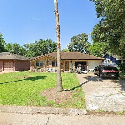 308 N Shanks St, Clute, TX 77531